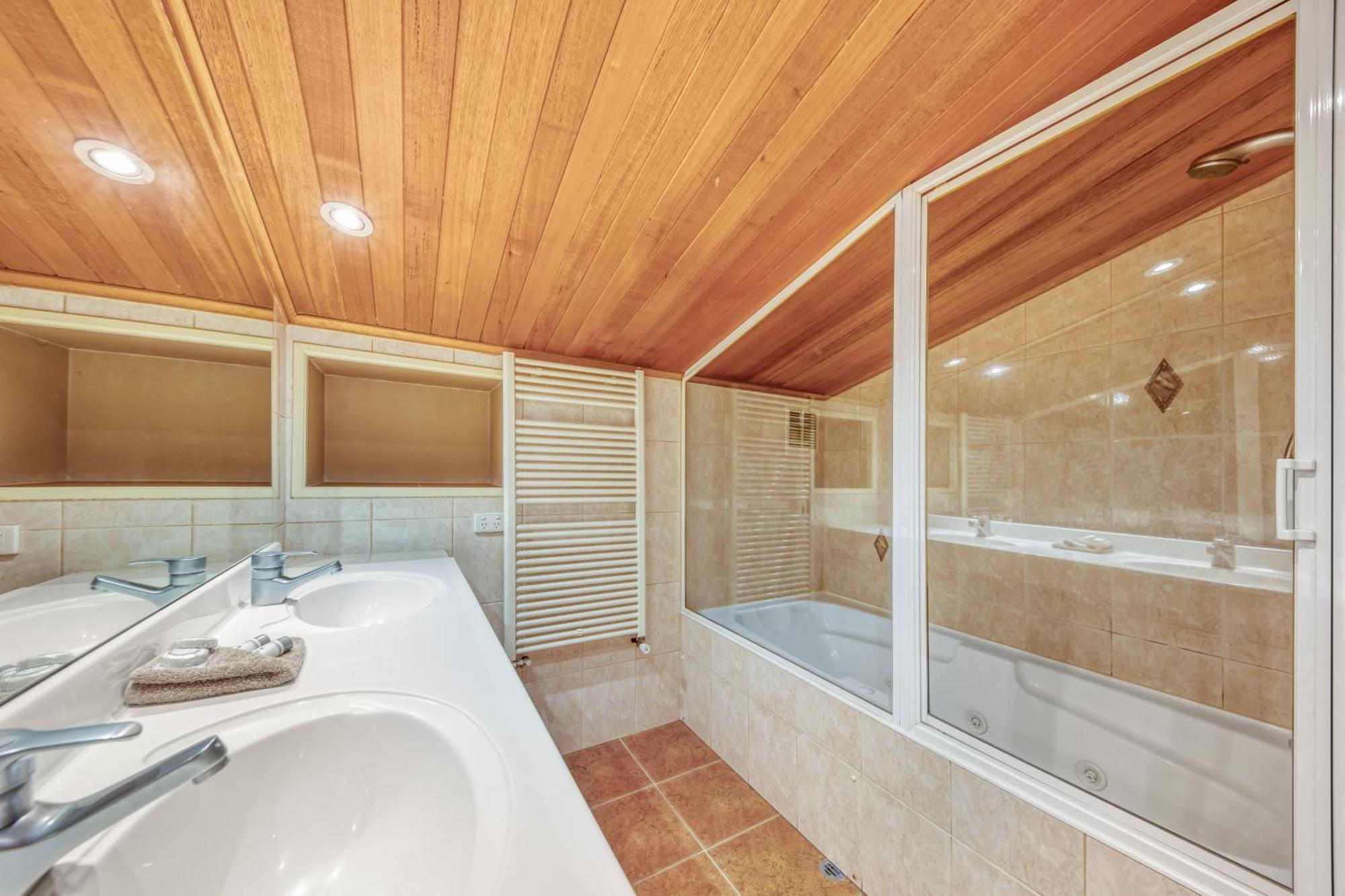 Falls Creek Country Club Room photo